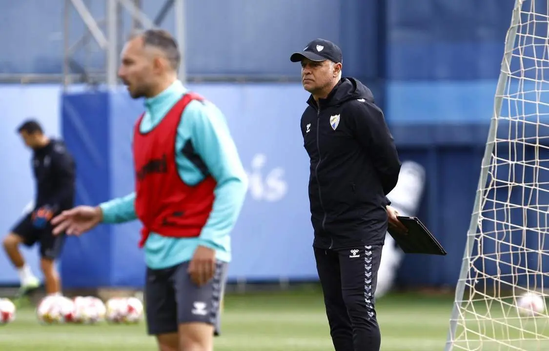 Pellicer observa durante el entrenamiento. - M&aacute;laga CF