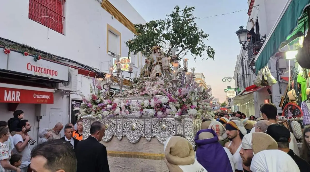 Salida procesional de la Divina Pastora por la calle Isaac Peral - Viva Chipiona