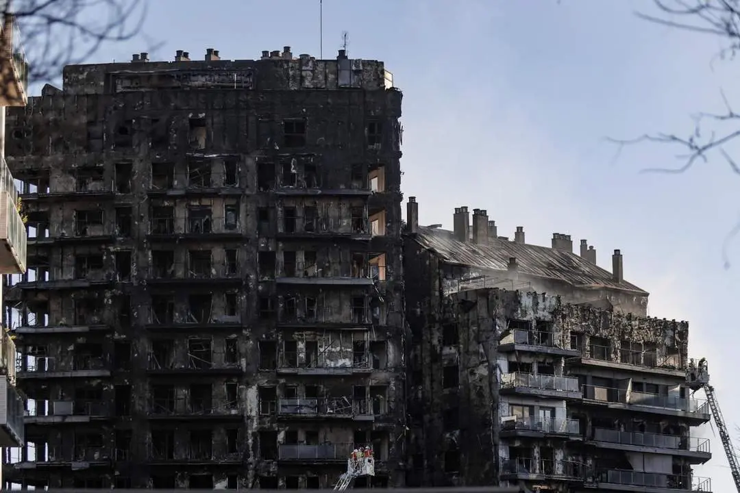 El edificio quemado en Campanar - Manuel Bruque - EFE