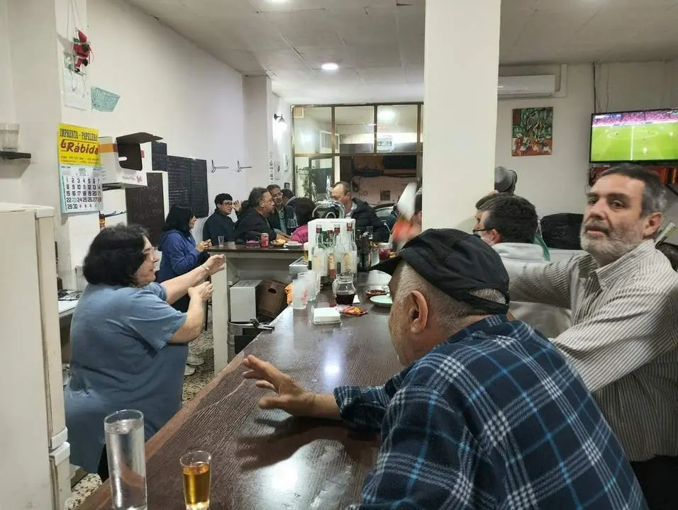 Rafaela atiende en la taberna. - Andi