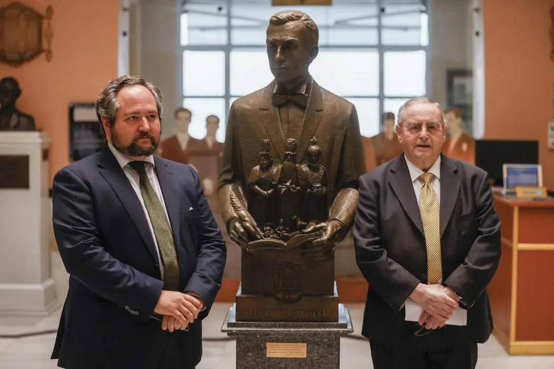 El investigador Jos&eacute; de Contreras y Saro y el escritor Rafael Raya. - efe