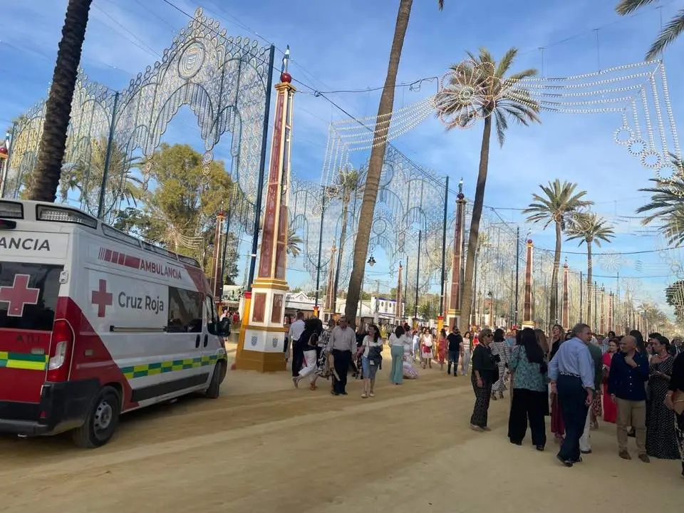 Una ambulancia en el recinto ferial.  - Viva