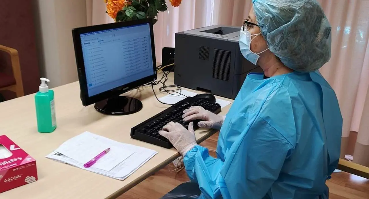 Una sanitaria introduciendo datos. - Archivo