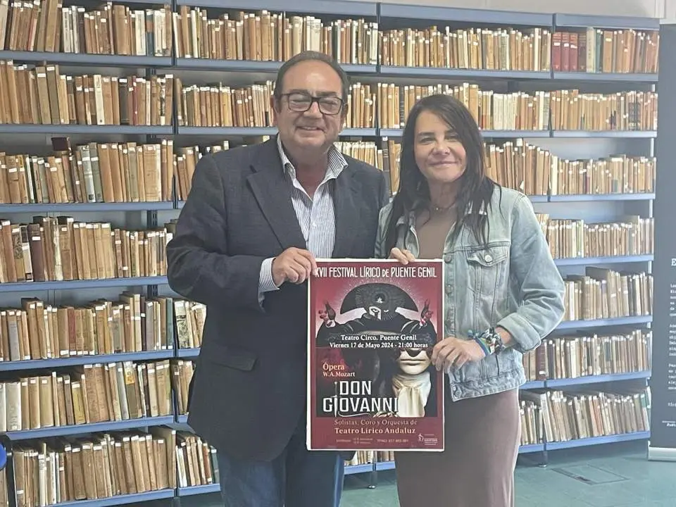Rafael S&aacute;nchez y Maria Delgado, con el cartel anunciador. - 