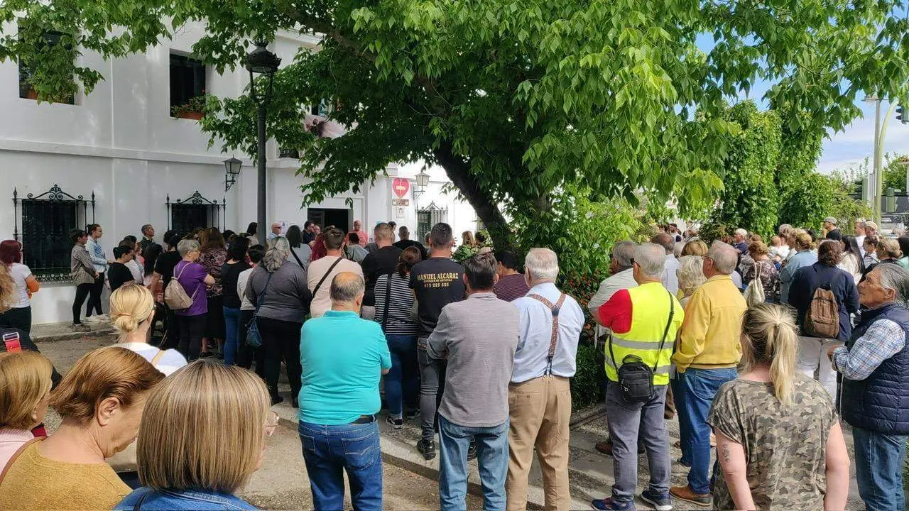 Los vecinos concentrados en la plaza del Ayuntamiento de La Barca.  - Ascen Bonilla. 