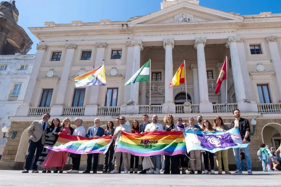 Acto contra contra la LGTBIfobia en el Ayuntamiento de C&aacute;diz. - VIVA