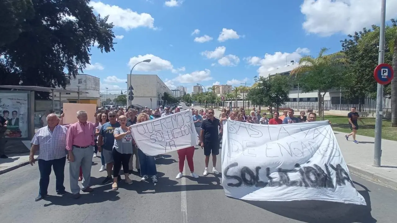 Vecinos de La Asunci&oacute;n, en una de sus movilizaciones.  - F.C.A.