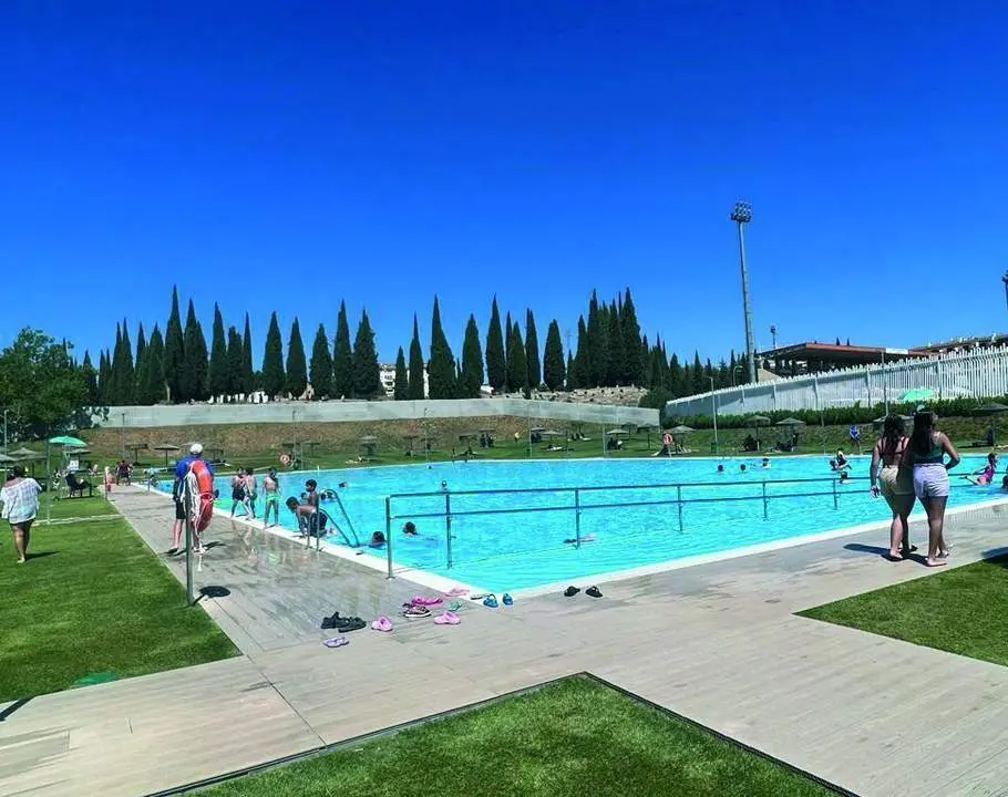 Para trabajar en la piscina municipal este verano.  - 