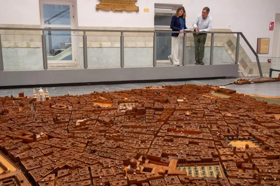 Maite Gonz&aacute;lez y Pedro Mac&iacute;as, con la Maqueta de C&aacute;diz. - VIVA