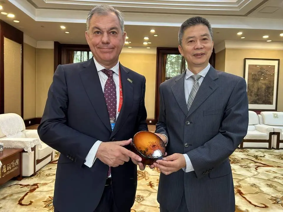 Sanz con una autoridad del Gobierno de Chongqing. - EP.