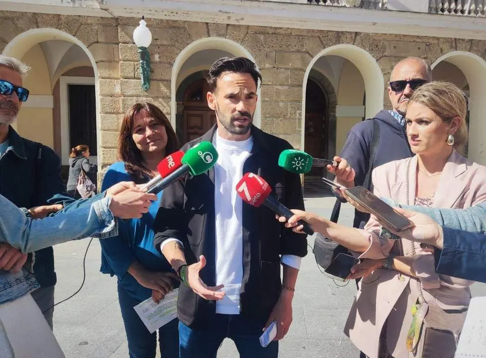 David de la Cruz y Helena Fern&aacute;ndez, en rueda de prensa. - VIVA