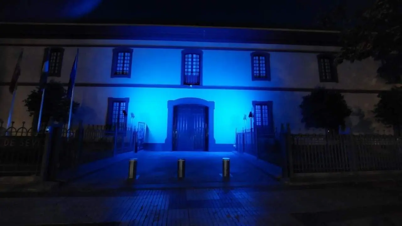 Fachada iluminada de azul en la Diputaci&oacute;n  - Diputaci&oacute;n de Sevilla. 