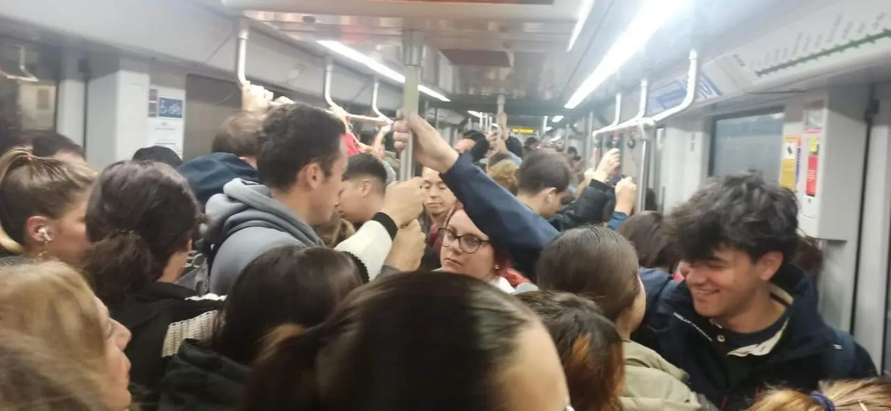 Imagen de un tren del metro de Sevilla repleto de viajeros. - EP.