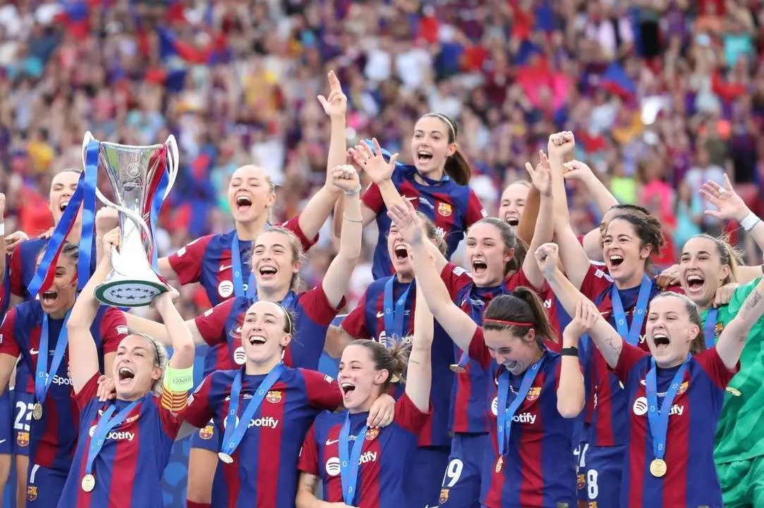 Las barcelonistas levantan el trofeo. - EFE