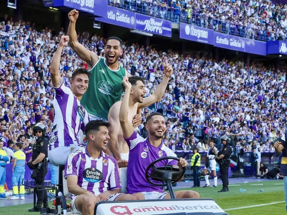 El Valladolid celebra su ascenso. - EFE