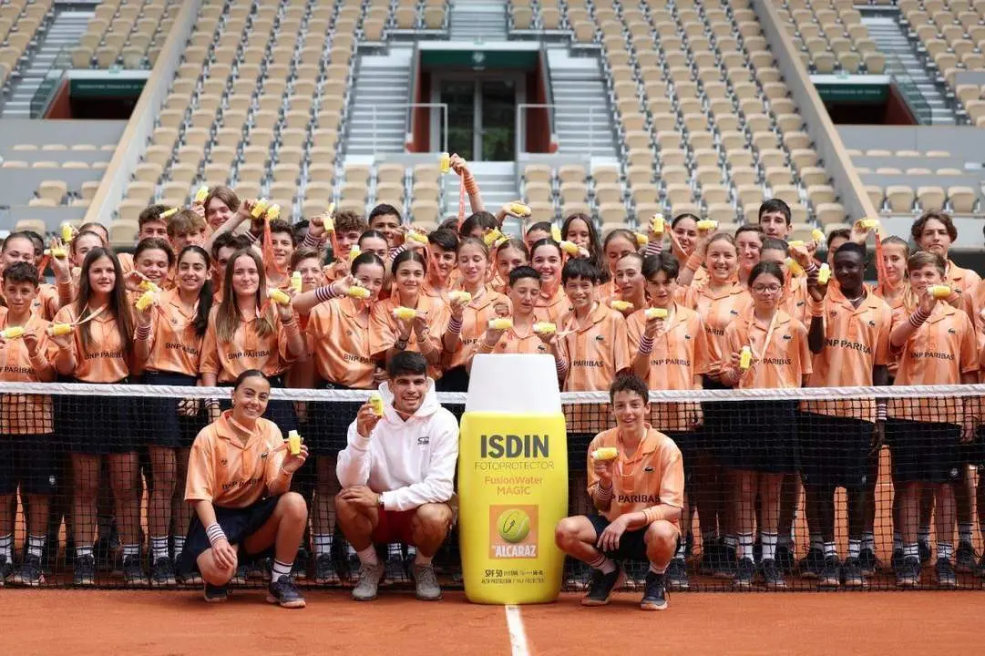 Carlos Alcaraz, con los j&oacute;venes durante el encuentro. - ISDIN