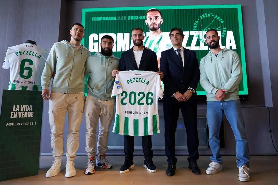 Pezzella en su renovaci&oacute;n. - efe