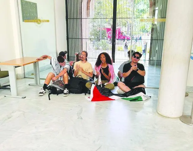 Sentada en el Rectorado. - Cedida