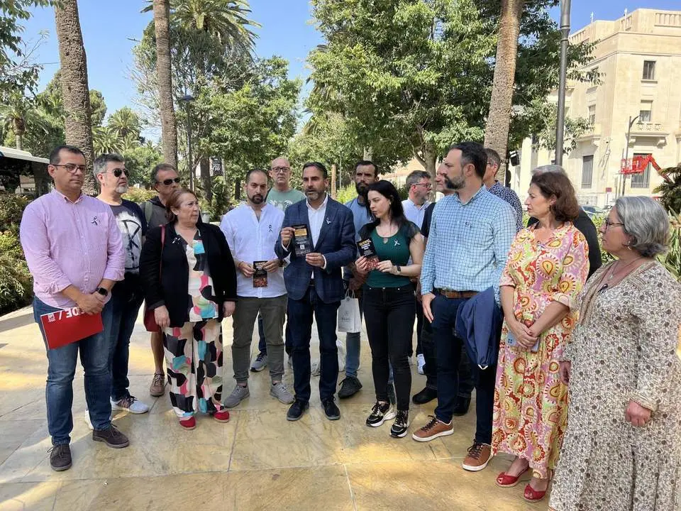 P&eacute;rez con integrantes de la Orquesta. - VM