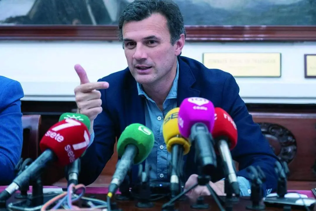 El alcalde de C&aacute;diz, Bruno Garc&iacute;a, en rueda de prensa.  - VIVA