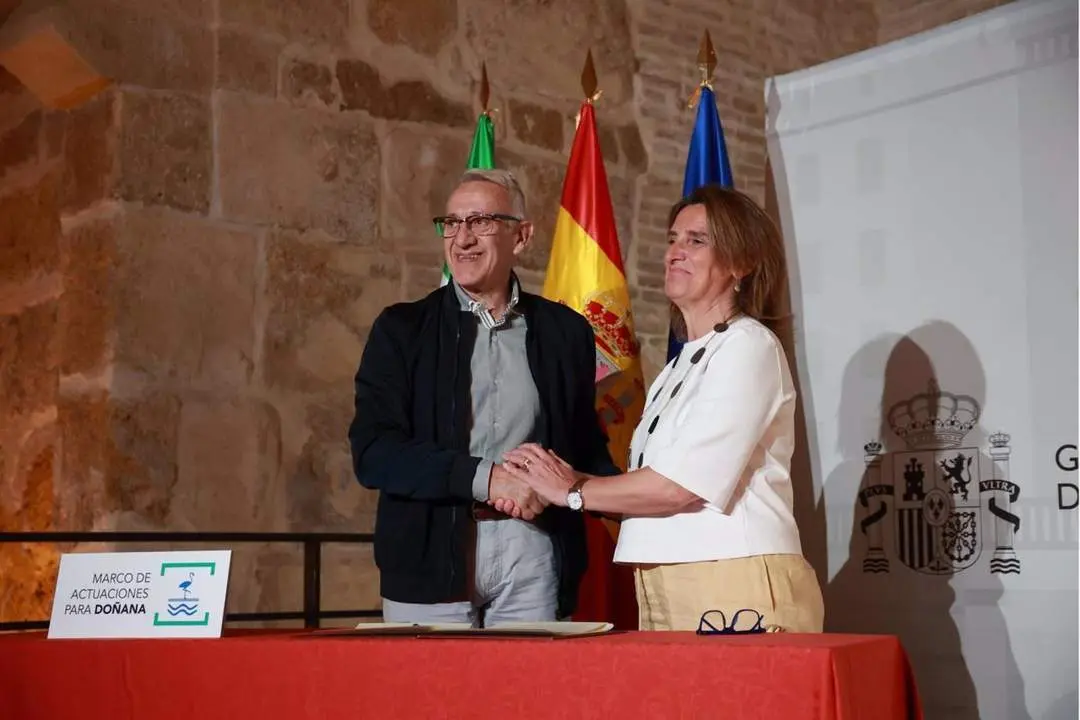 Alcalde de Bonares, Juan Antonio Garc&iacute;a, con la ministra Teresa Ribera - Roc&iacute;o Ruz - Europa Press