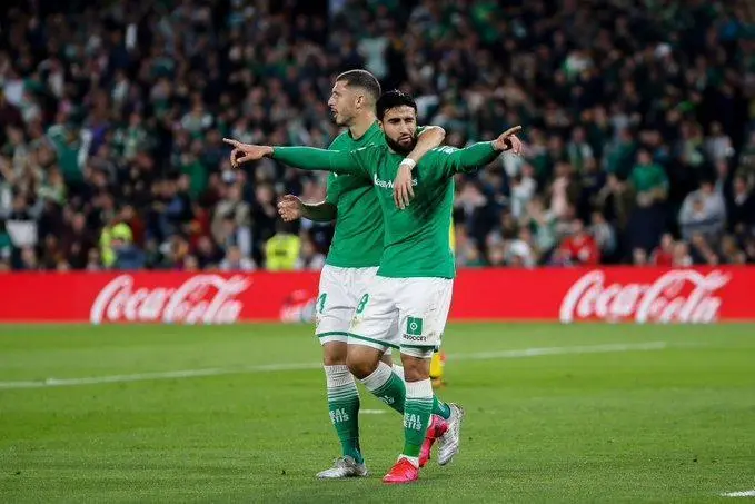 Guido Rodr&iacute;guez y Nabil Fekir celebran un tanto ante el Barcelona. - rbb