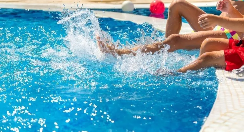Ni&ntilde;os en una piscina. - EUROPA PRESS