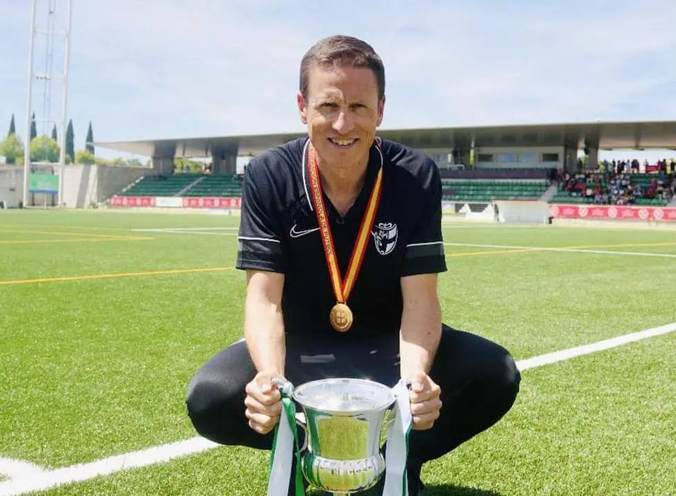 Misael Rodr&iacute;guez posando con la copa y la medalla - AI