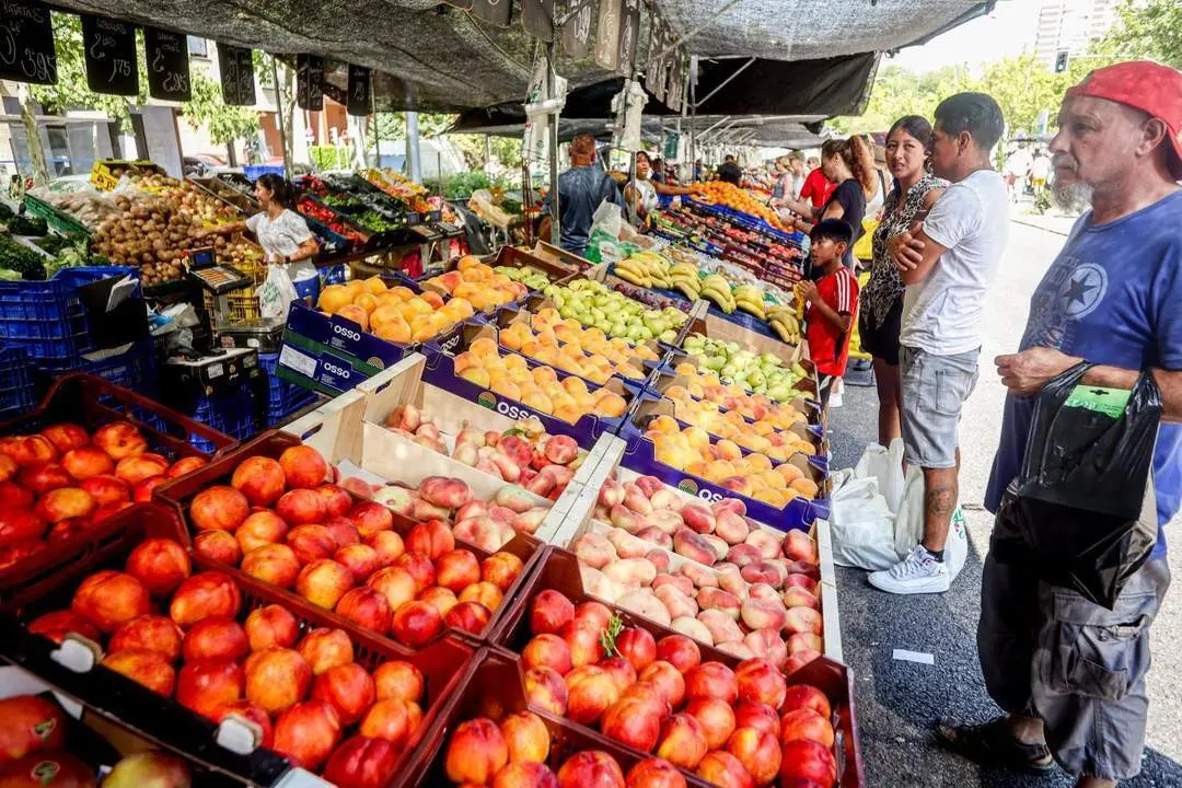 Compras en un mercadillo (archivo). - Europa Press