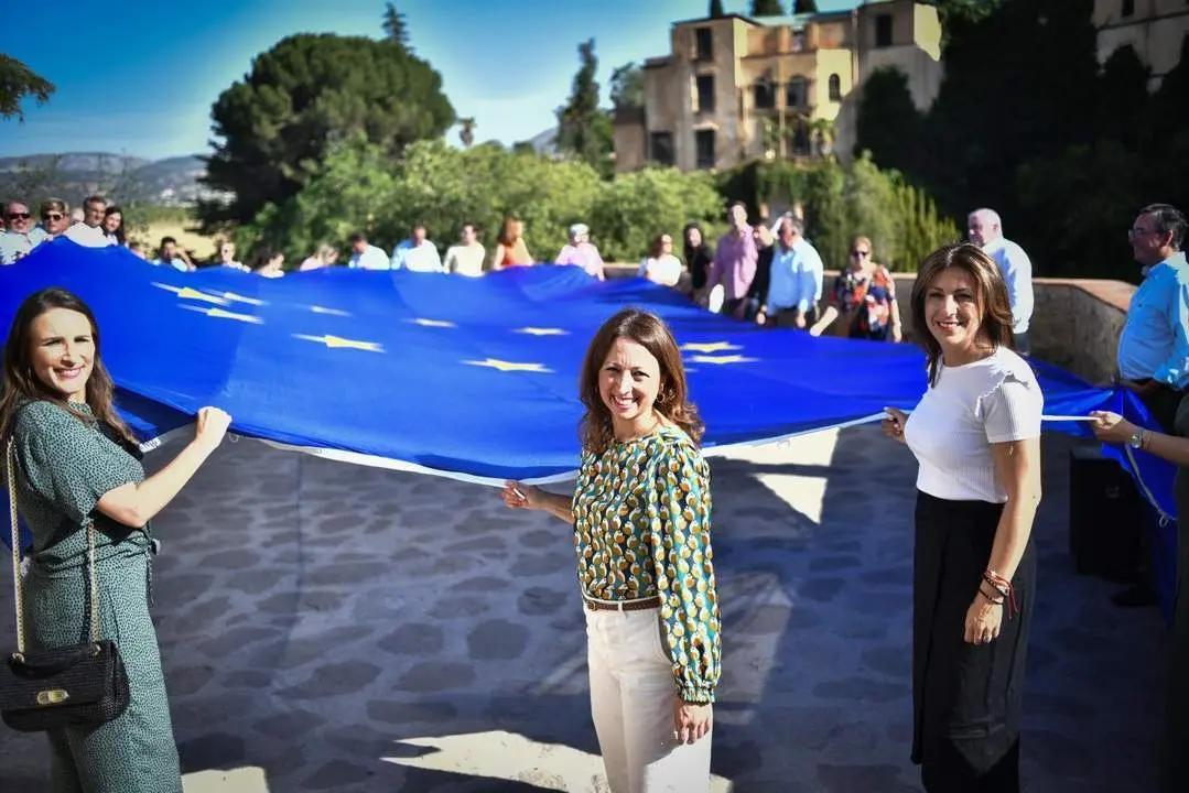Miembros del PP despliegan una bandera de Europa junto al Tajo - PP