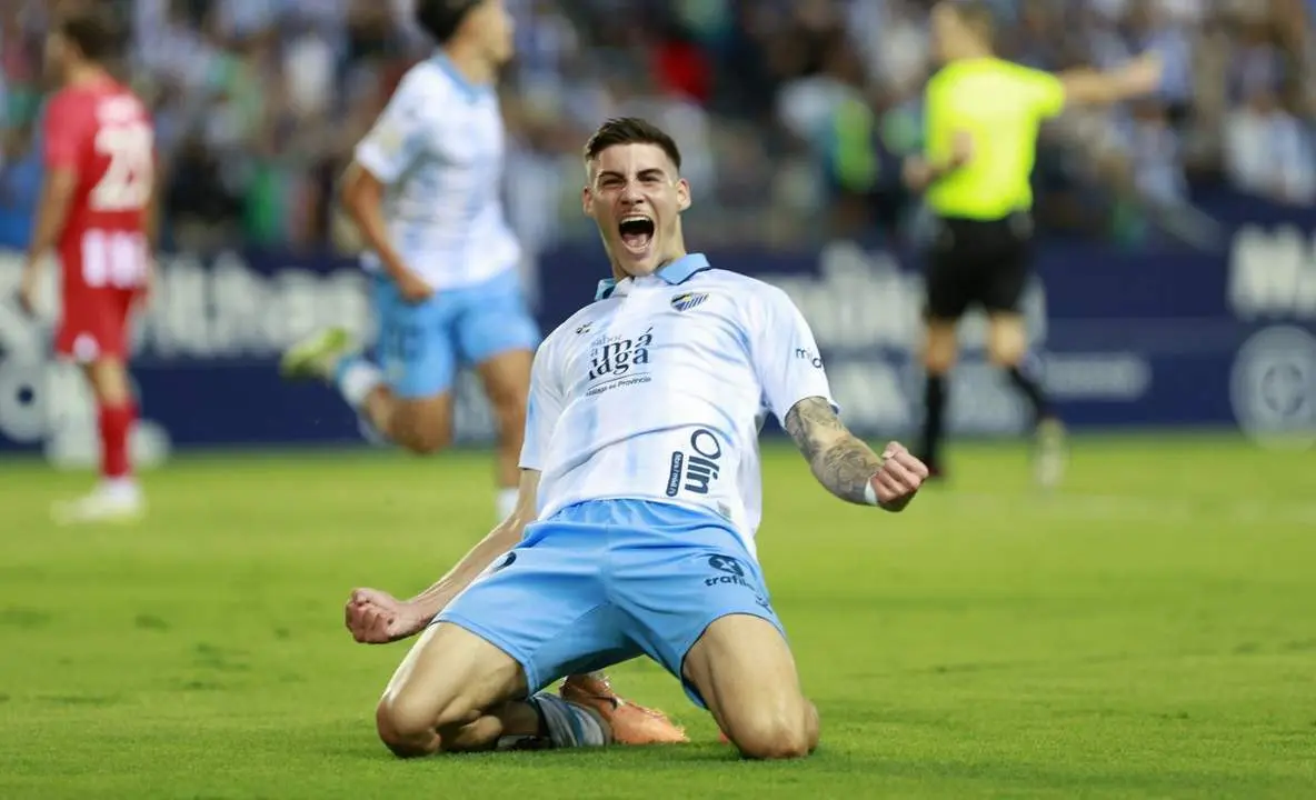 Roberto Fern&aacute;ndez, celebrando un gol con el M&aacute;laga CF. - M&Aacute;LAGA CF