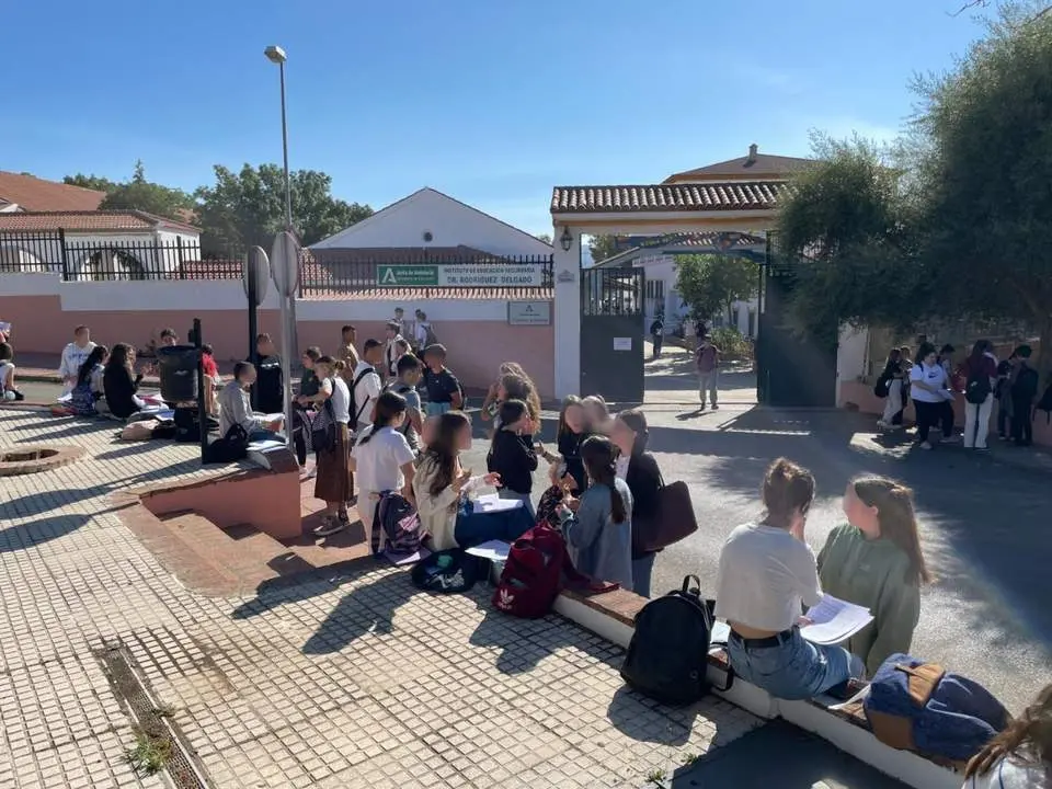 Alumnos frente al IES Dr. Rodr&iacute;guez Delgado tras el primer examen.  - mq