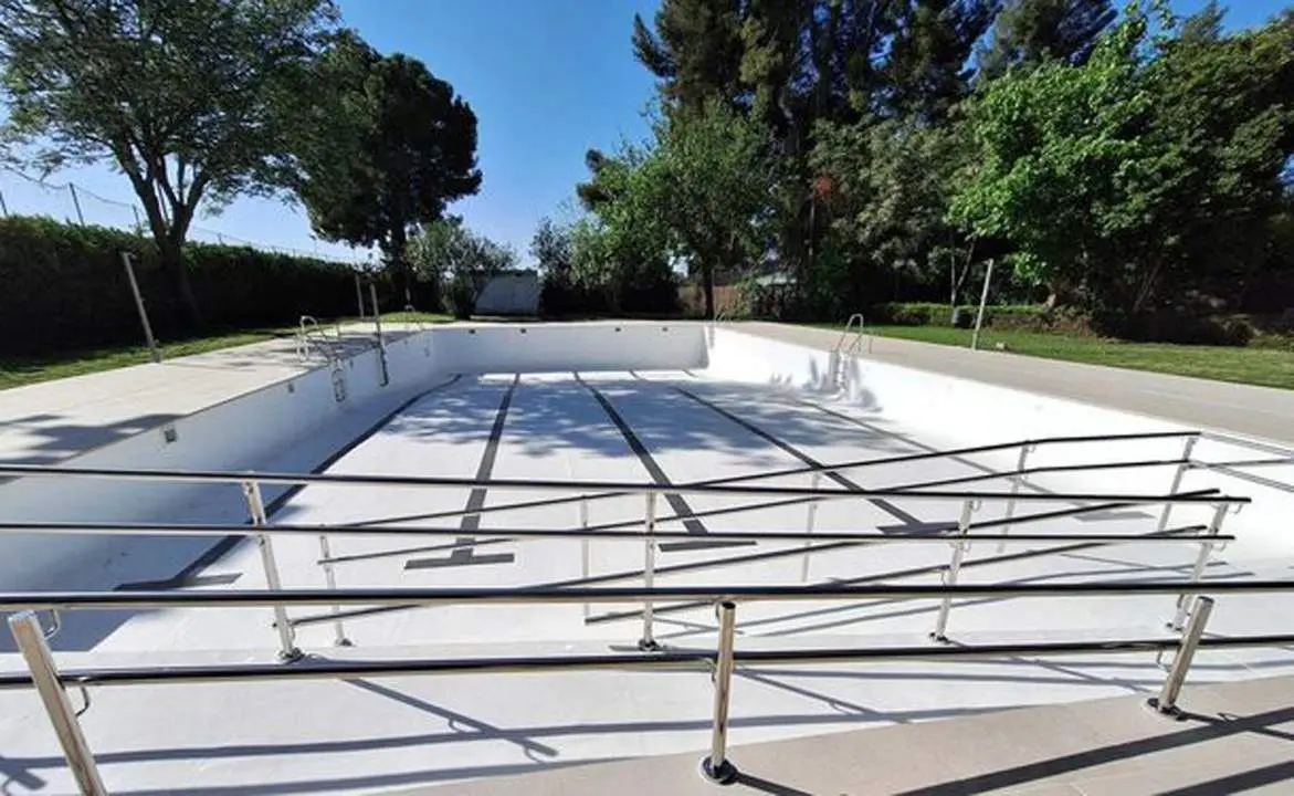Instalaciones de la piscina al aire libre. - 