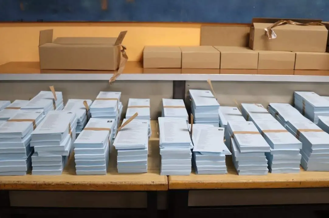 Papeletas en un colegio electoral. - EUROPA PRESS