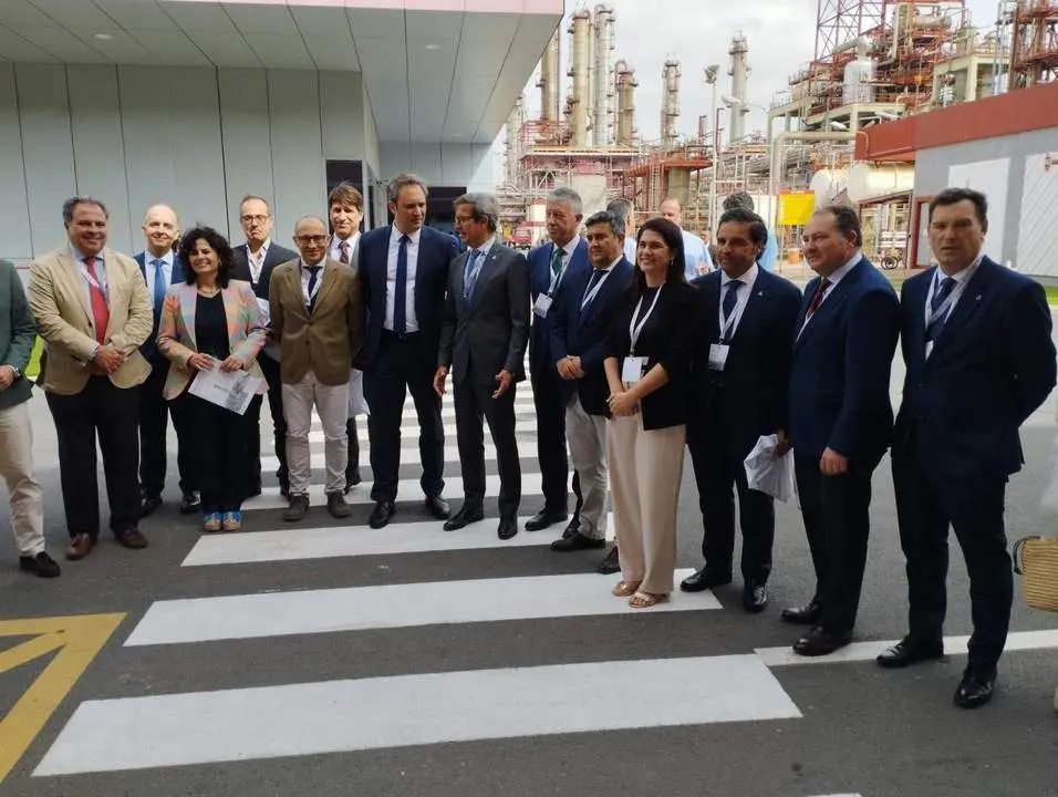 Autoridades en el inicio de la construcci&oacute;n de la nueva planta. - EP