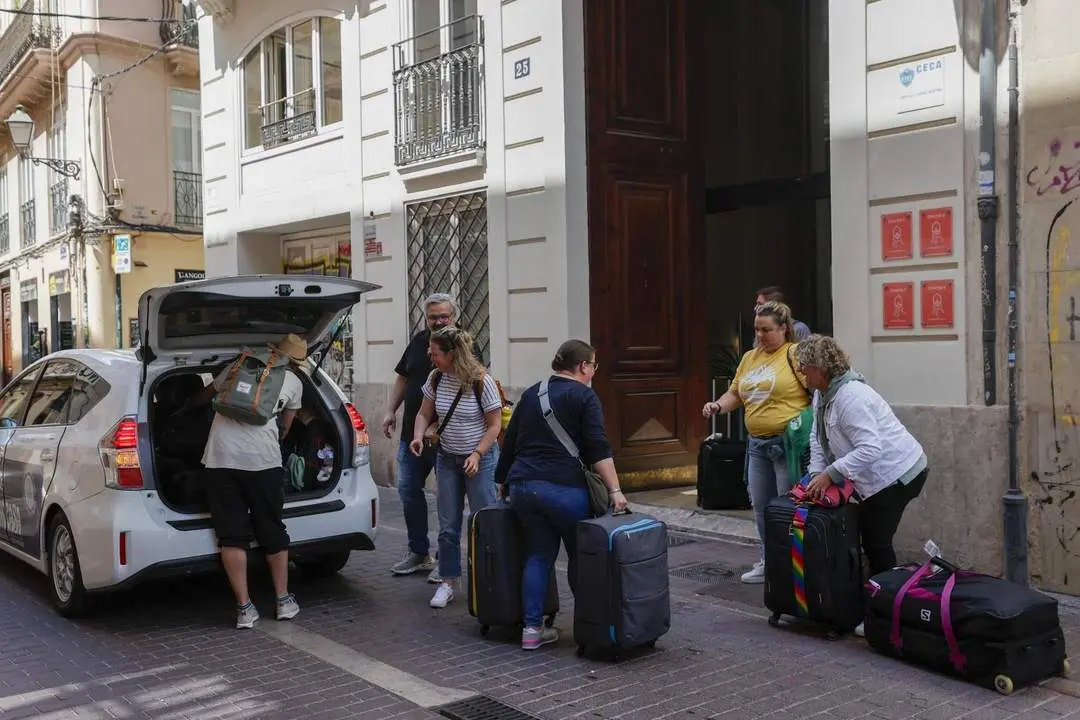 Viajeros con maletas. - EFE