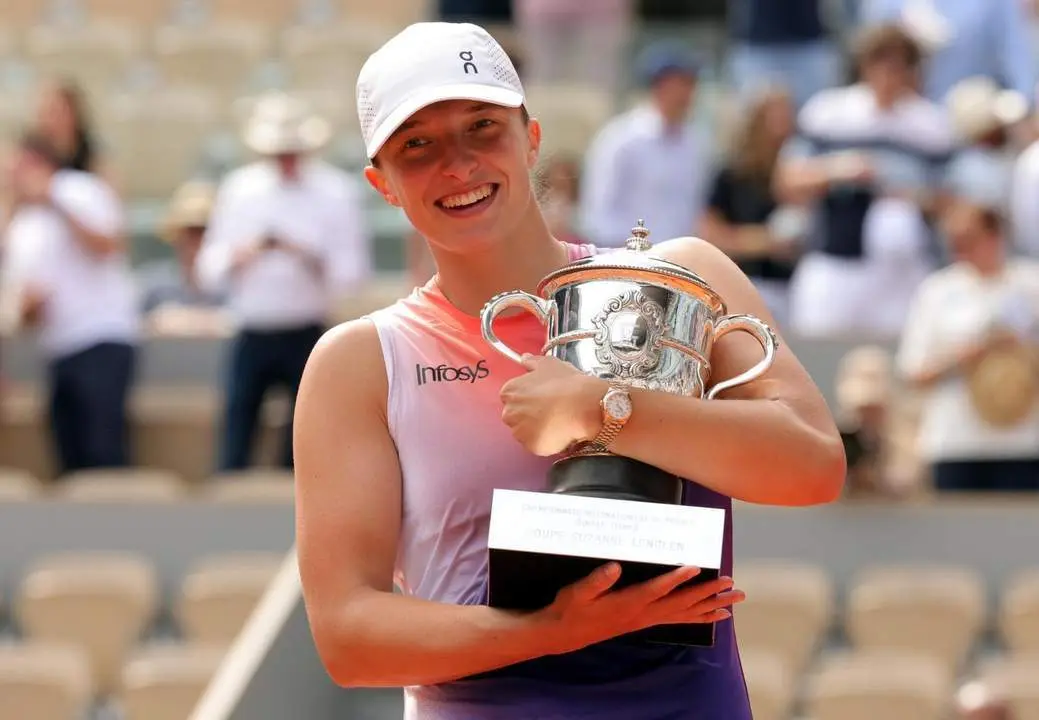 Swiatek, con el trofeo en Par&iacute;s. - EFE