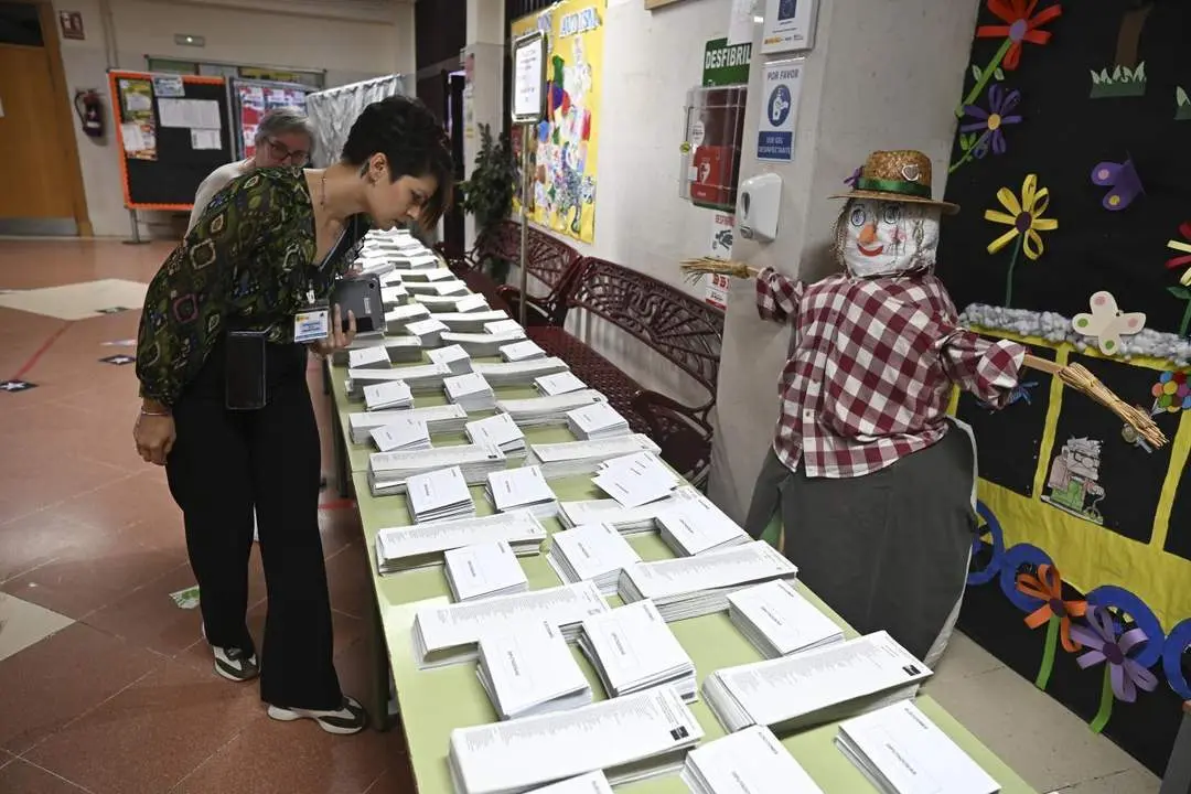 Comprobaci&oacute;n de papeletas en un colegio. - EFE
