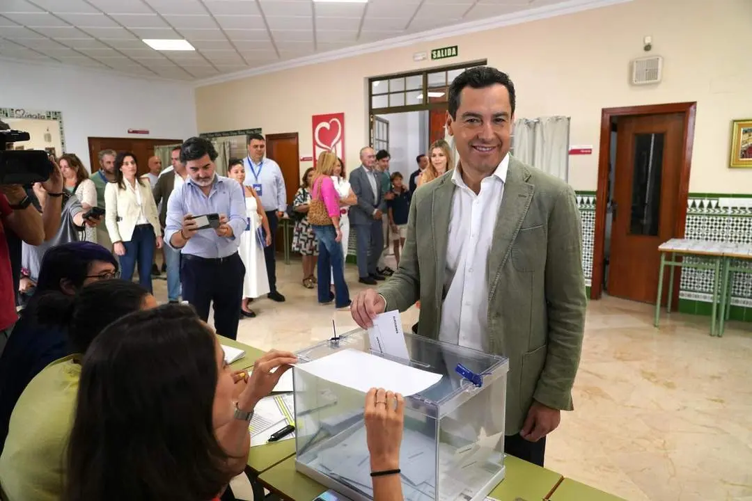 Juanma Moreno acude a votar. - EP