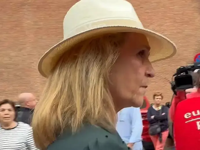 La Infanta Elena, manotazo a un micro y ni caso a las preguntas sobre su hija