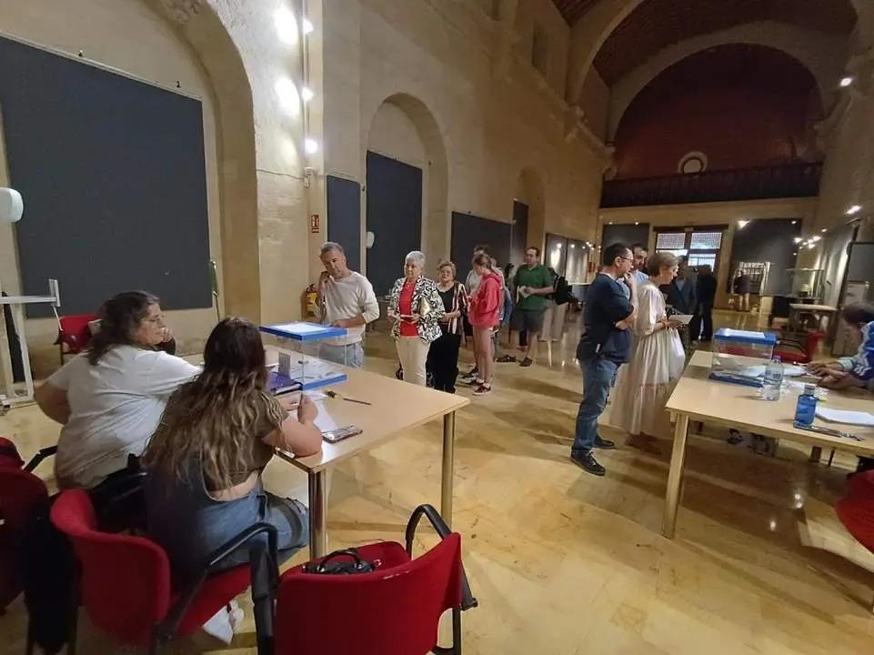 Votantes en el colegio situado en Capuchinos.  - Juan Jos&eacute; Montiel