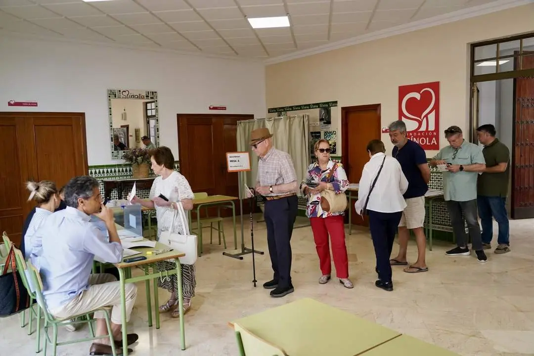 Votantes en un colegio electoral en M&aacute;laga. - EP