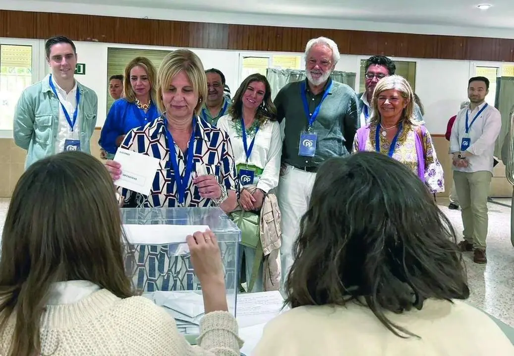 Garc&iacute;a Pelayo, votando en su colegio electoral - PP
