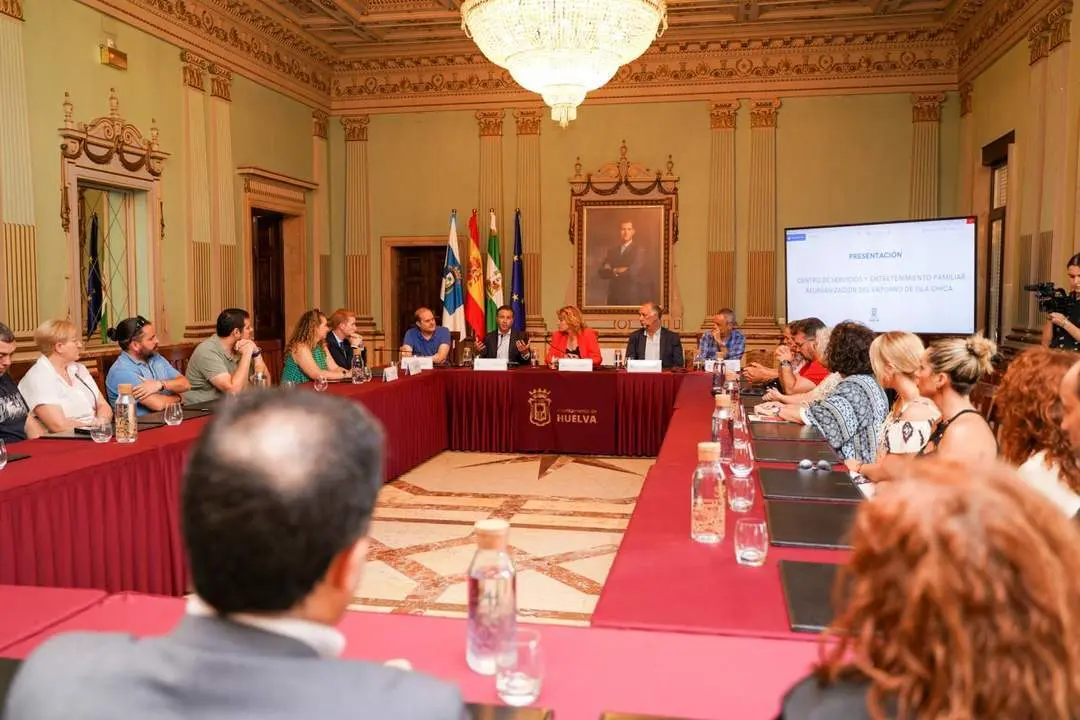 Reuni&oacute;n de trabajo del Ayuntamiento con comerciantes del barrio. - VH