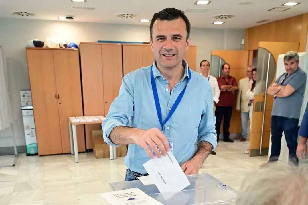 Bruno Garc&iacute;a, presidente del PP provincial, en su colegio electoral - X/PP C&aacute;diz