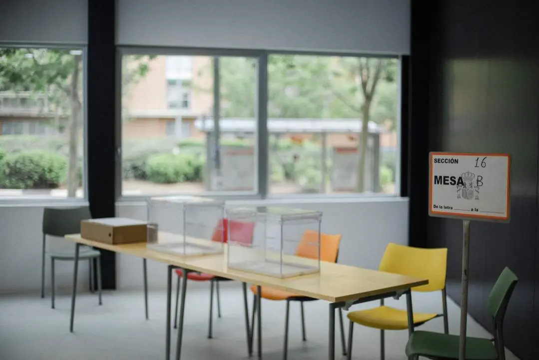 Mesas con urnas en un colegio electoral. - Europa Press