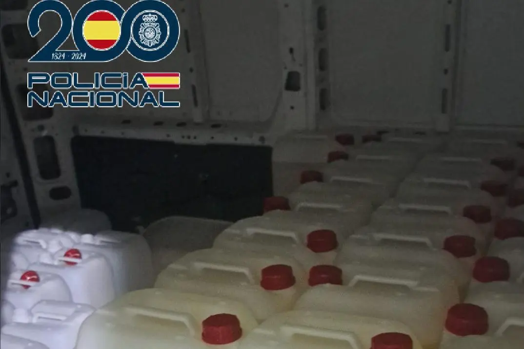 Detalle de las garrafas incautadas. - Viva