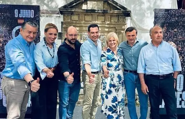 IMAGEN DE ALGUNOS MIEMBROS DEL PP EN EL PUERTO. - VIVA