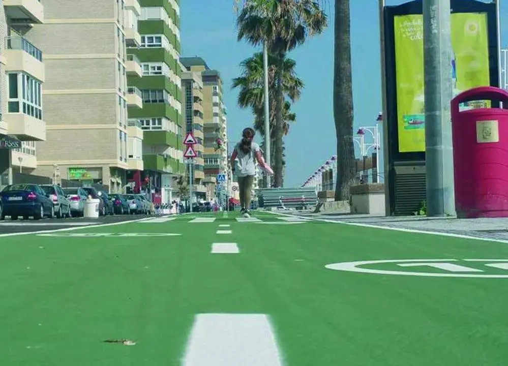 Carril bici en C&aacute;diz. - Ana Yllum