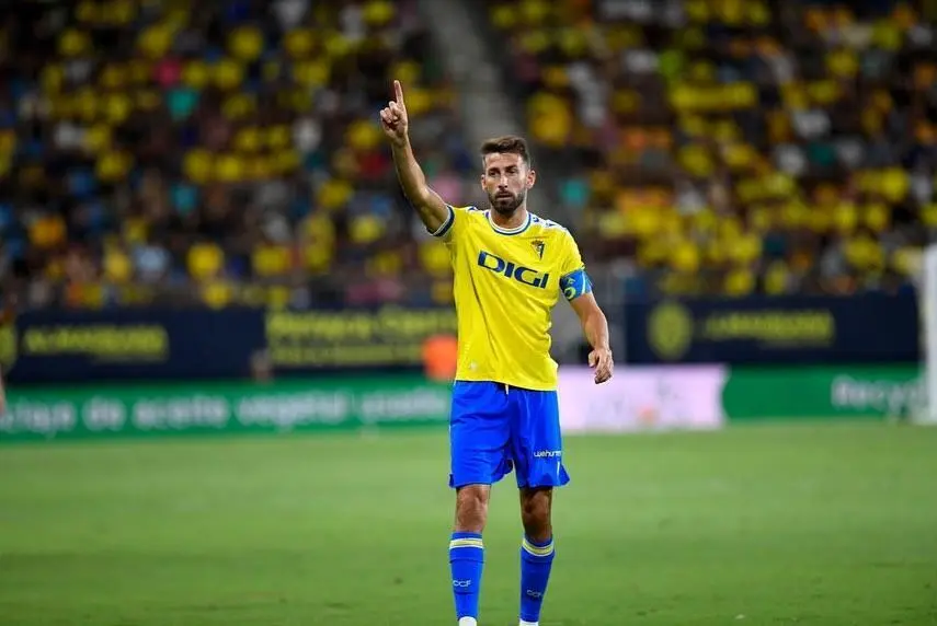 Jos&eacute; Mari, en acci&oacute;n durante un partido con el C&aacute;diz CF - 